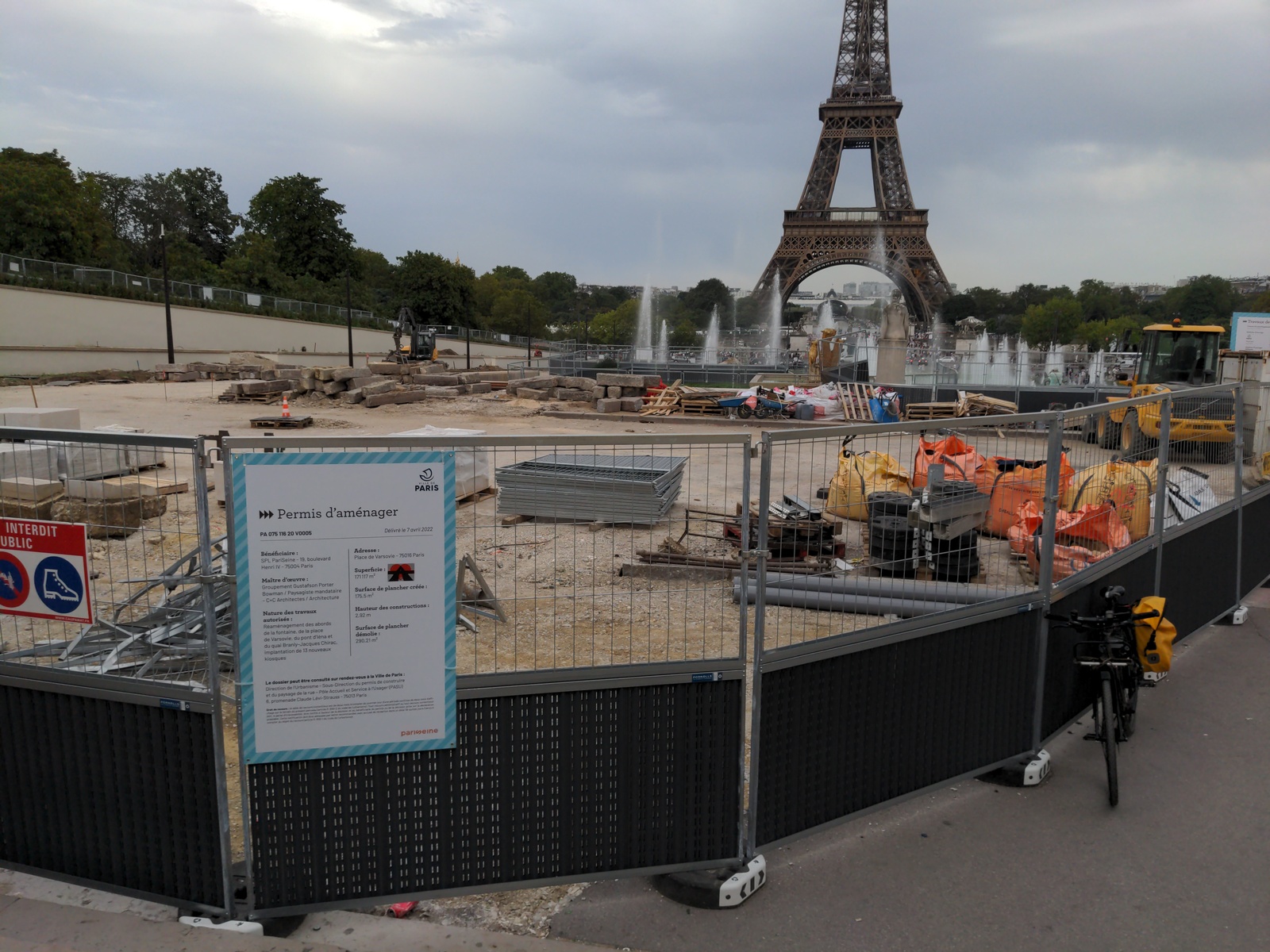 Sol du Trocadéro : une des deux pentes rouges dé-bitumée…